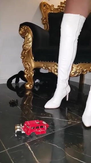 Katya FWorld: Katia white boot red mini car crush