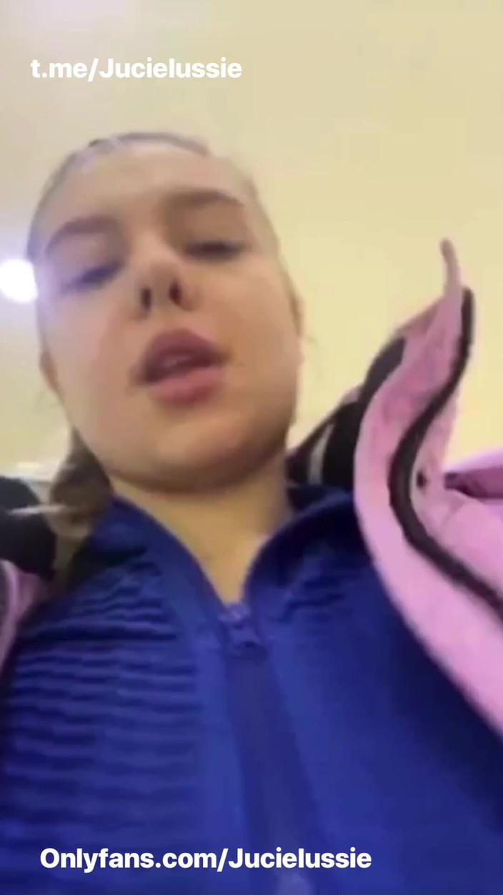 JuiceLussie: Follando inesperadamente en el vestuario