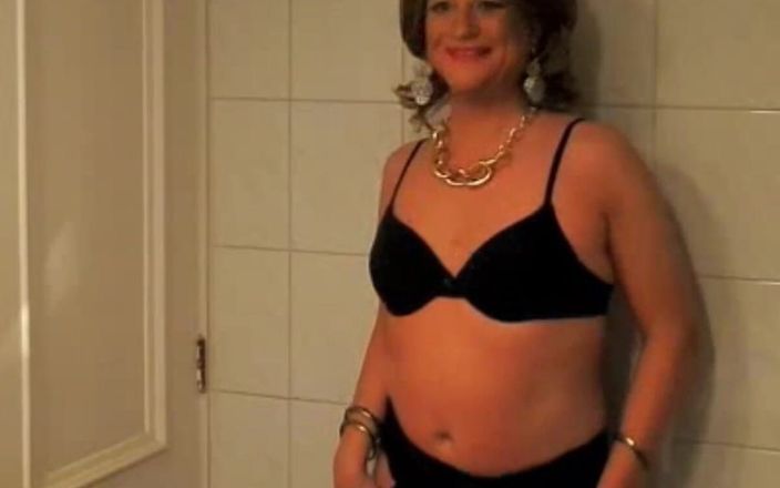 HectorChile1969: Кроссдрессер Fernanda Gomez перед зеркалом