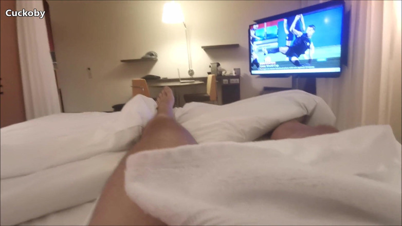 Cuckoby: Otel hizmetçisi odamı temizliyor ve boşalmam için beni sıvazlıyor