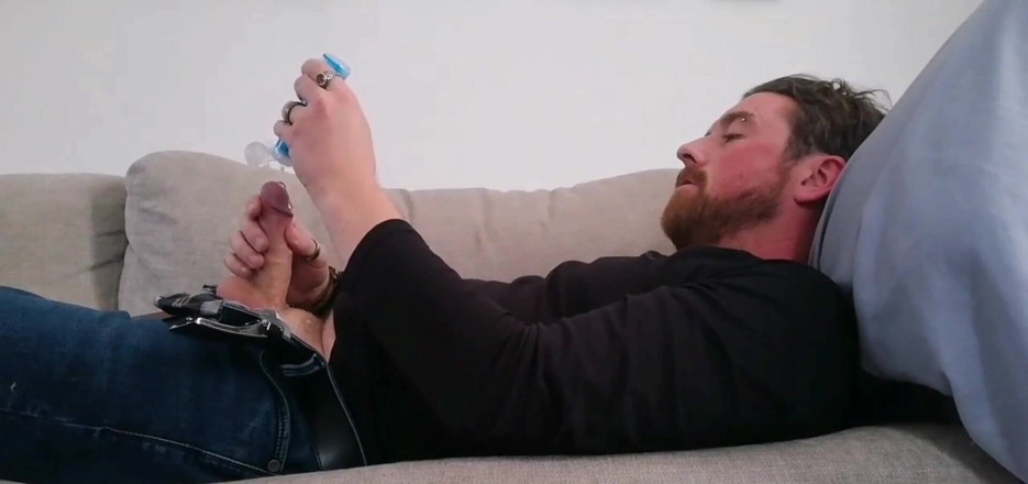 Dirty Talking Guy: क्या तुम व्यस्त हो? वीर्य निकालना चाहते हैं मेरे साथ इस सोफे पर?