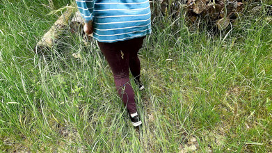 Bouncy Tits Action: Menampar tetek dan pepeknya di luar rumah