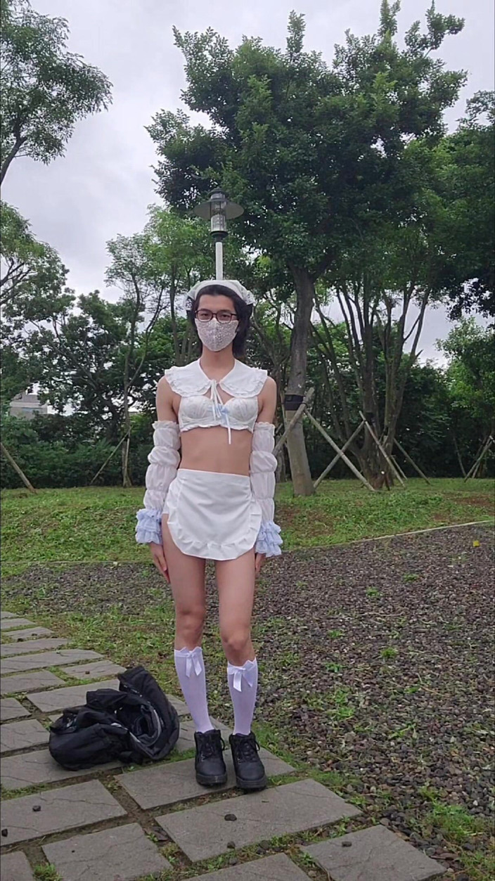 NotAFuta: 공원에서 메이드 노출증