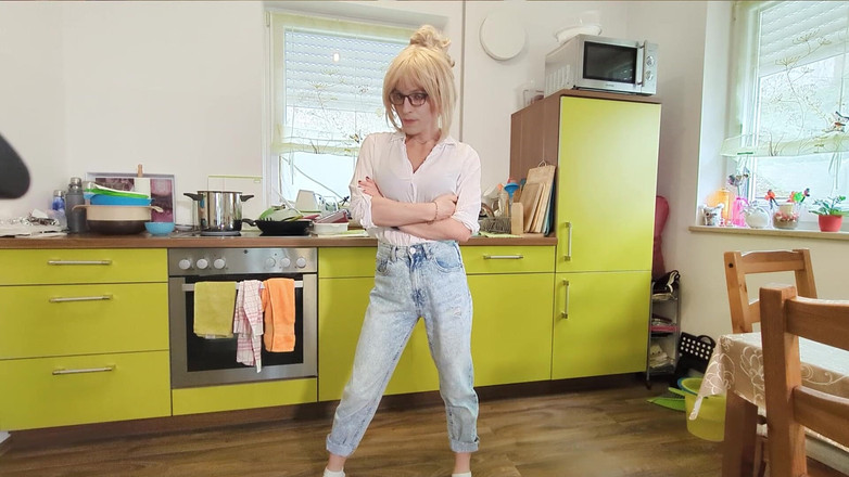 TV_Helena: Sana kızgınım oğlum! Ceza olarak, mastürbasyon yaparken kendini yumrukluyorsun! JOI...