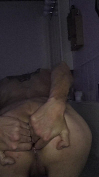 Acariciando, Paja, Juego Anal Y Corrida En La Bañera
