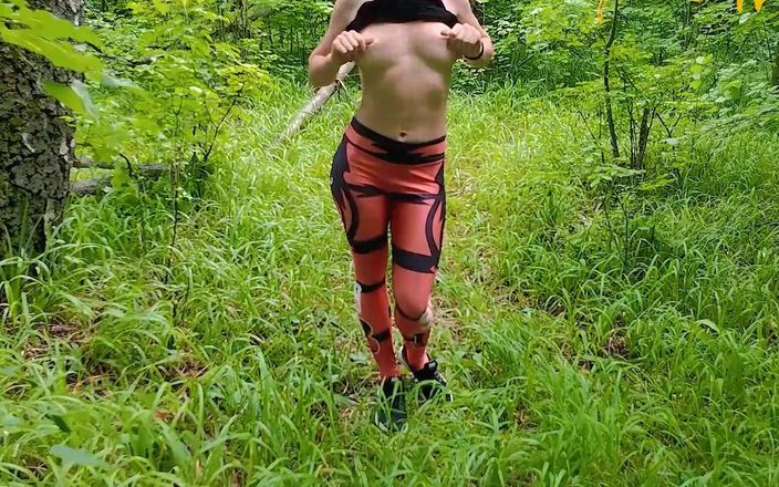 Anna Mole: Venkovní masturbace, dívka chodila v legínách v lese a začala...