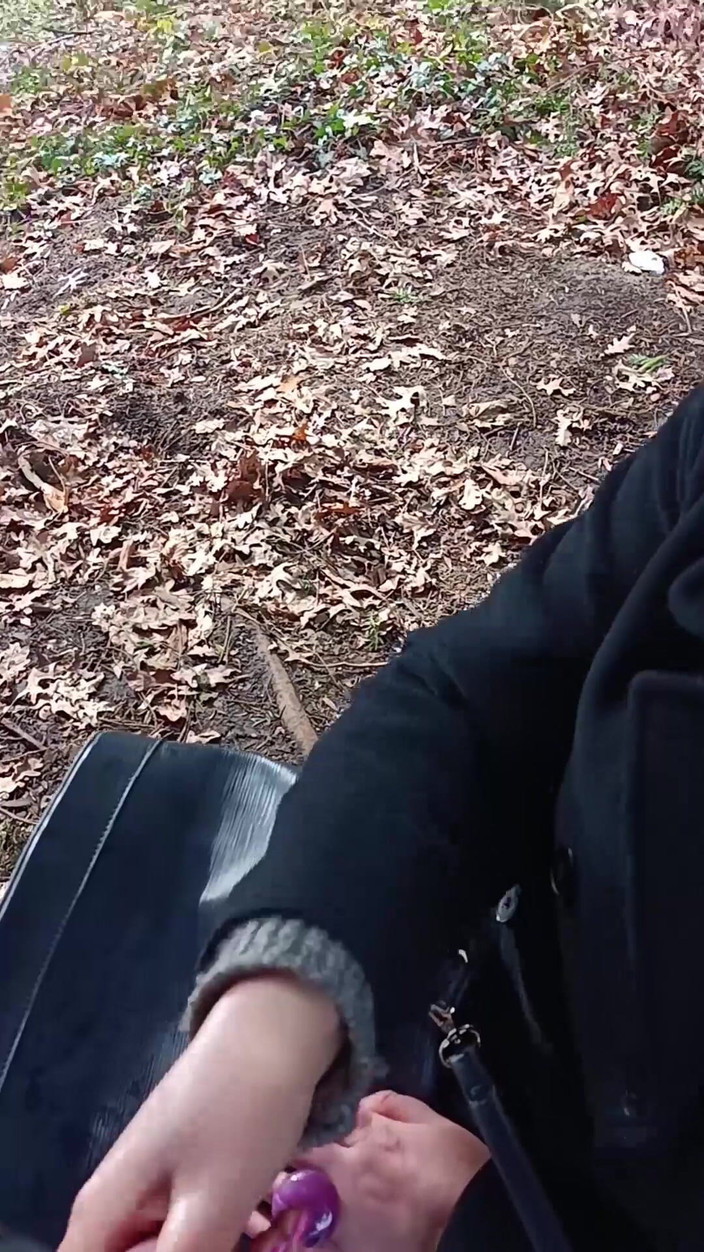 Asisa_oz: Jag lekte med en stor kuk utanför i parken, gav...