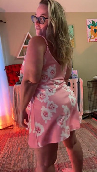 Prueba de vestido de verano con un pequeño culo temblando