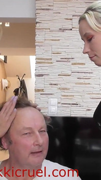 Divoká blonďatá milfka plivá do úst svých otroků