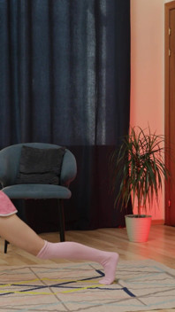 Flexibilní hubená gymnastka dostane natažený malý zadek