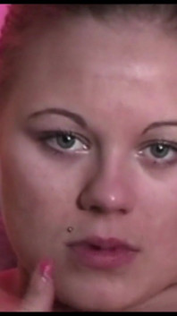 Mamă sexy blondă germană cu gură dornică să sugă pasional pula pentru a-și bea sperma caldă în timp ce este filmată în perspectivă la persoana 1