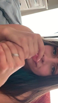La giovane allenatrice latina prende un grosso cazzo dopo il lavoro