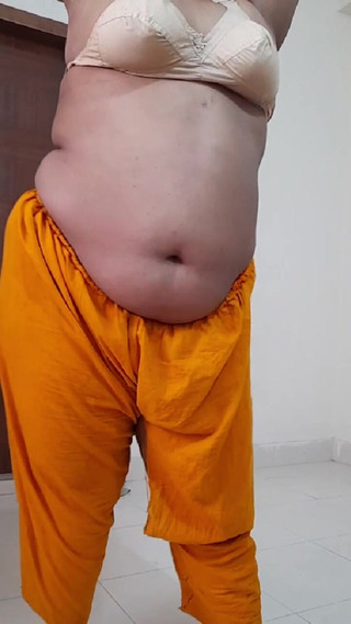 Aria Mia: Indiana madrasta mostra seus peitos no hotel