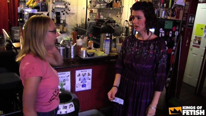 Family Role Playing: Matură sexy lesbiană ejaculează și are grijă de o gagică blondă...