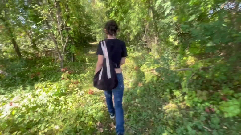 J13D75: Skank chupando rápido na floresta