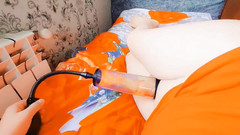 Kitty_Cross: Une femboy mignonne fixe un nœud papillon devant un miroir