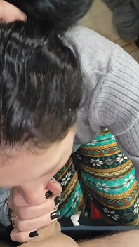 Isteri amatur panas blowjob dengan pancutan mani dalam mulut