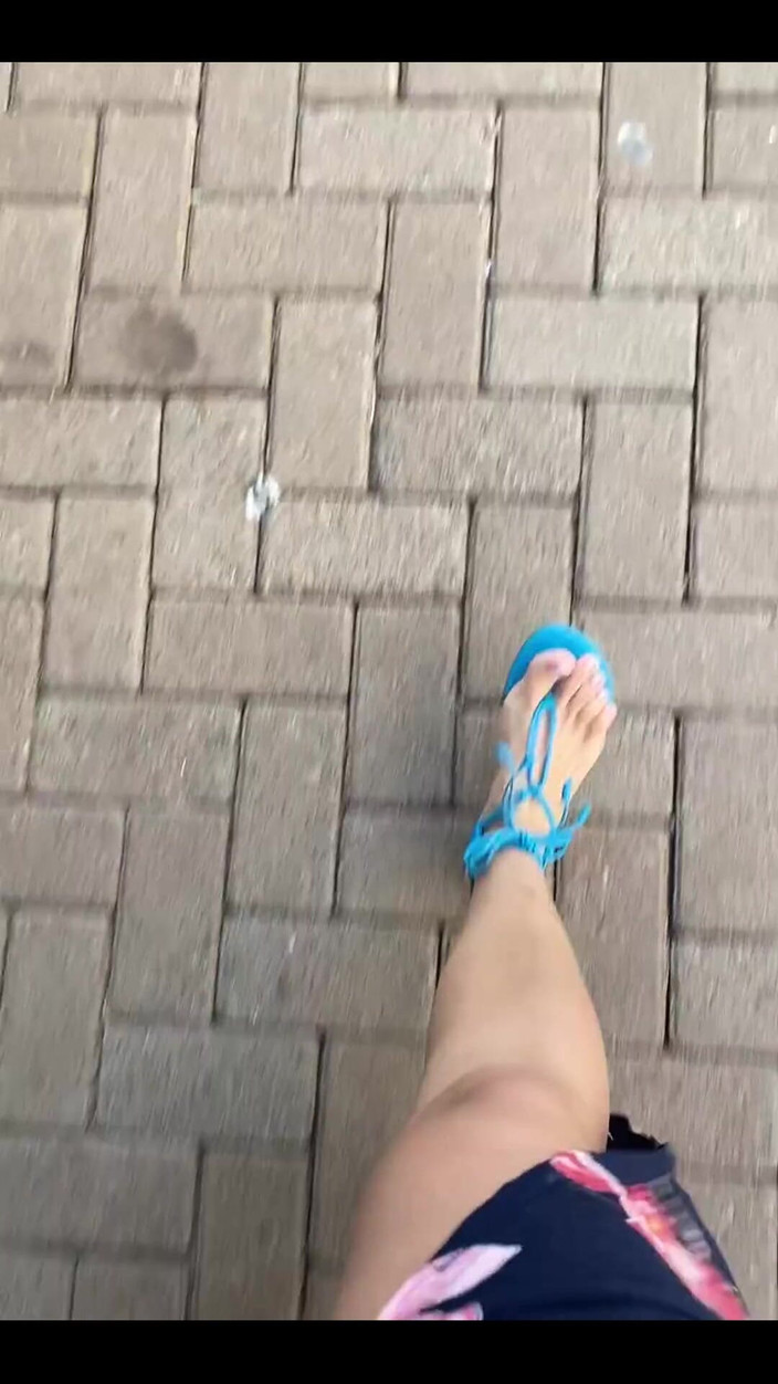 KiffaFeet: Guten morgen mit meinen sexy beinen und blauen sandalen