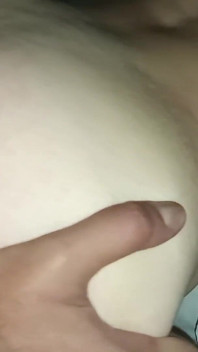 POV da vagina peluda e apertada da minha namorada, eu ejaculado dentro dela e coloco um pouco de sêmen nas nádegas dela (vídeo completo)