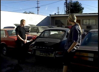 Out Sexxx: 华丽的金发女郎在垃圾场被性交