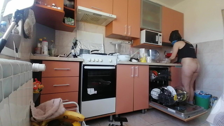 Amateur_MS: Hot Wife Prepares Naked Food in the Kitchen