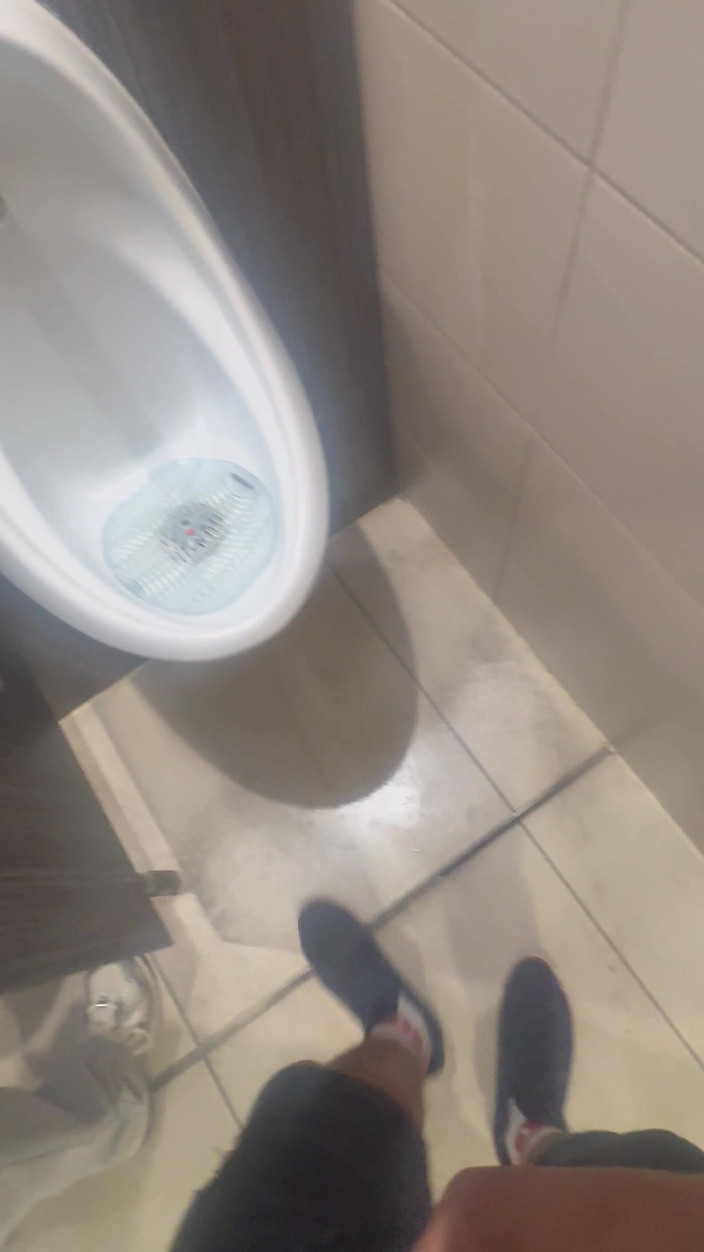 Hot dick in your ass: 公共厕所，我试图用我的大鸡巴勾引男人