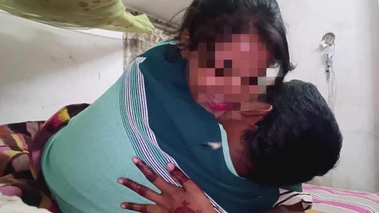 SanskariGirl1: 現地の処女の少女は強制的にセックスさせられ、たくさんのチンコをしゃぶった