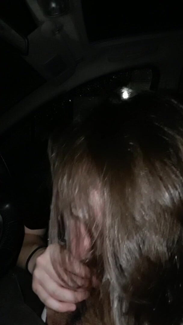 Kndy Kmille: Niezły seks w samochodzie z creampie! 100% amator