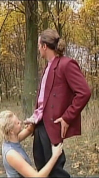 ブロンドのエッチな女性が泥だらけの場所で友人とハードセックスをする