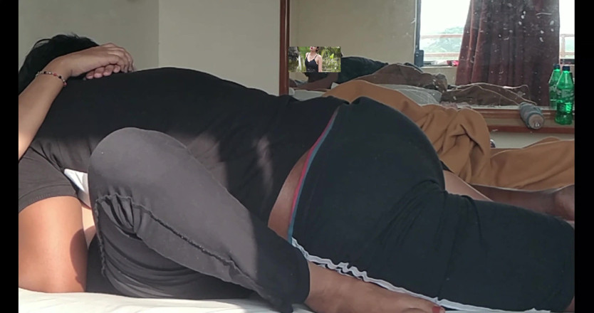 Trisha Hotness: Une secrétaire cadeau du patron offre une chevauchée en amazone