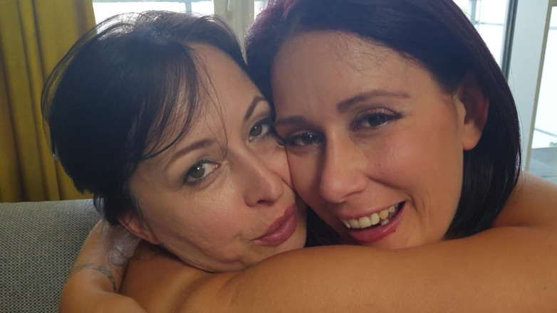 Wanilianna: Lesbian scissoring orgy
