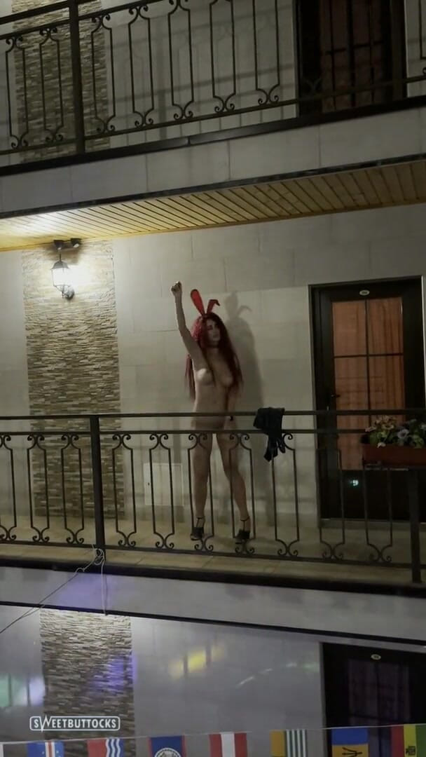 SweetButtocks: Dancing naked in the hotel