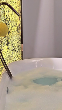 MILF mit riesigen titten neckt in der badewanne
