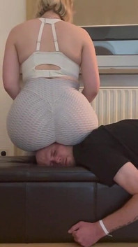 Kopfsitzen in Grauer Leggings