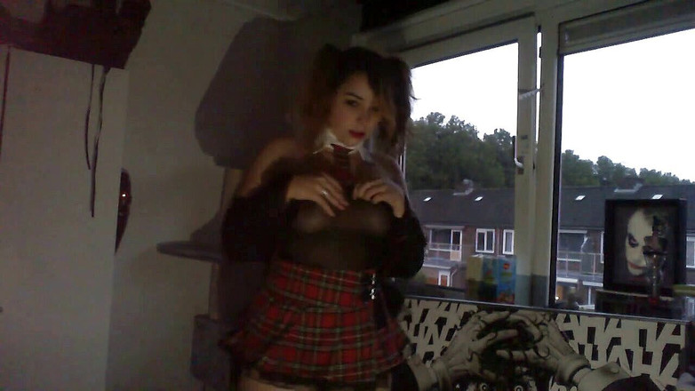 Satana Rosenvale: Studentin spielt anal