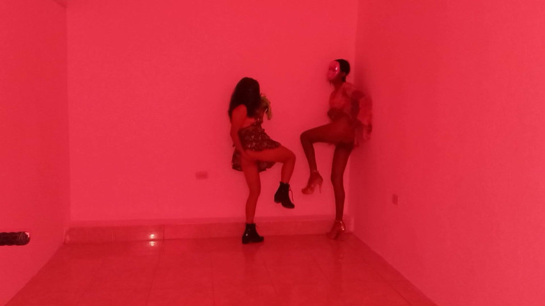 Martin13: 最好的朋友聚在一起做一个性感的舞蹈展示阴道