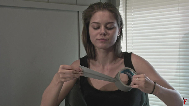 RF studio: 자기 속박을 시도하고 너무 멀리 가는 Leya