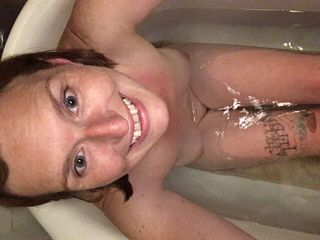 Rachel Wrigglers: Absurdalnie napalony z bycia w gorącej kąpieli Wysłałem 30st 420lb koleś wideo...