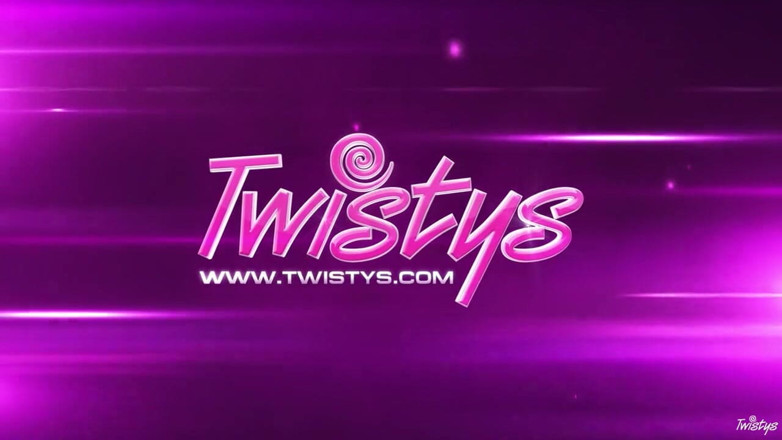 Twistys: Twistys - Vanessa Veracruz göğüslerini göstermeyi seviyor