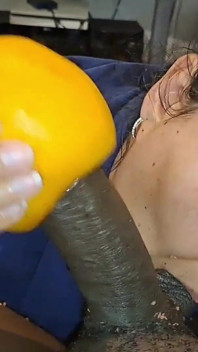Wilde englische bBW lutscht BBC Nata4sex eier, streicheln seinen schwanz mit grapefruit