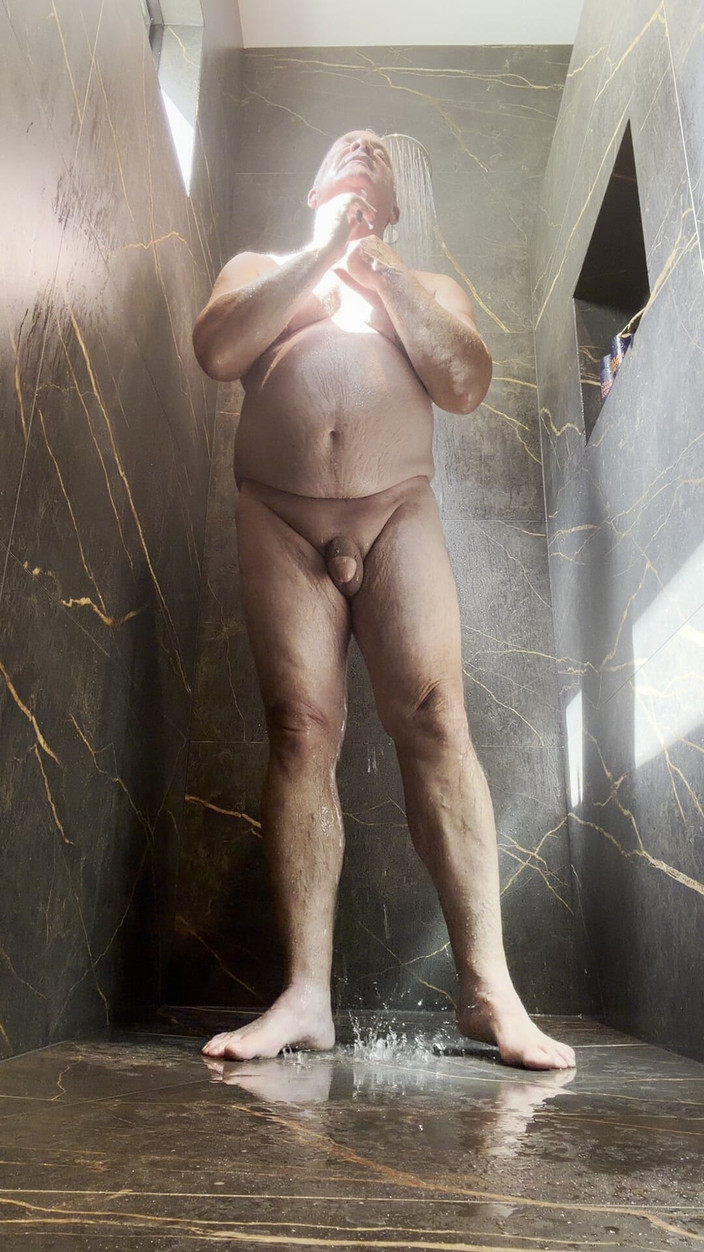 GottaLuvBB: Regardez-moi prendre une douche et me raser