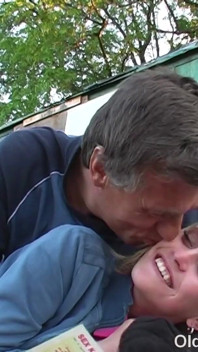 Ouden neuken poppen - oude geile Frank Zero neukt naïeve tiener studente Kasia Linsey