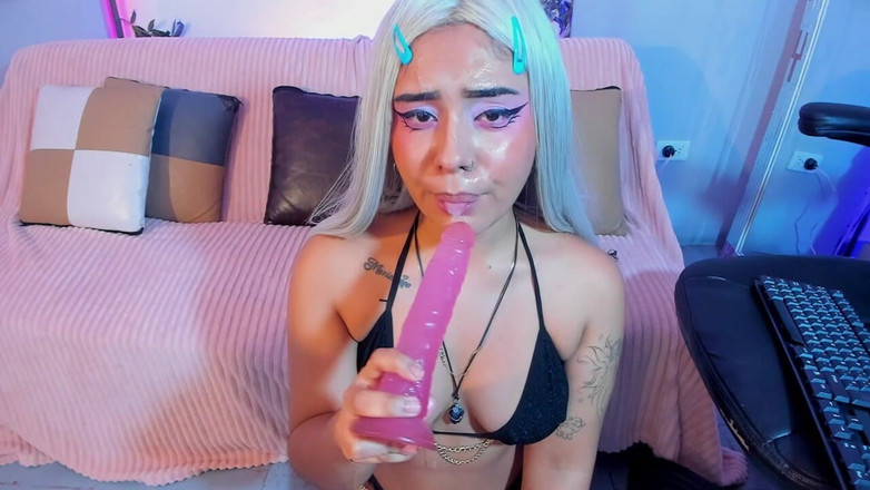Sowy Venus: Blond brunetka wysysa dildo, aż rozleje ślinę