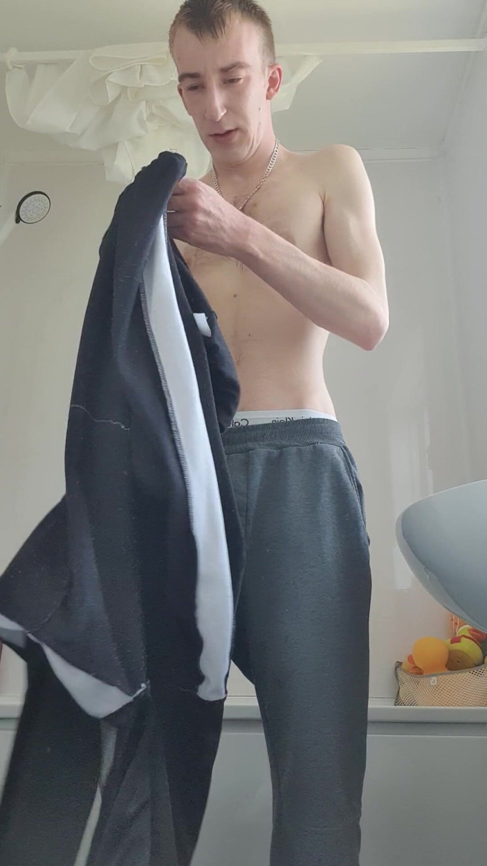 Adamross: Teenka vylétá z vany celá mokrá