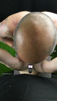 Glory Hole děvka je tvrdě ošukána do zadku