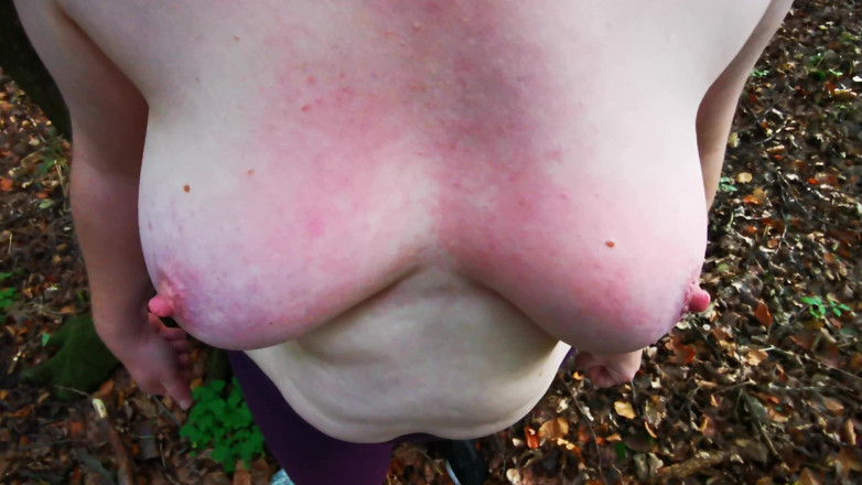 Bouncy Tits Action: Ağacın yanında üstünü çıkar ve göğüslerine ne yapacağımı bekle