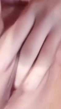 Geiles heißes schätzchen masturbiert, während alle beschäftigt sind