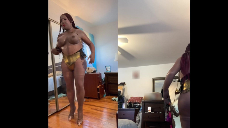 Deanna Doll: 黒人のダナエがセクシーな金色の水着を着て、脱ぎ、ディルドを抱き、射精している