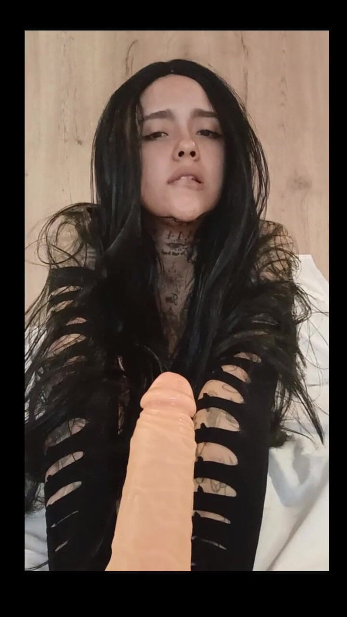 Dalyla: ラテン系の女の子が濡れたアソコに触れている