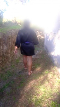 Madura milf andando nua ao ar livre